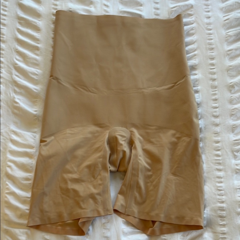 New w/o tags KNIX Women's Tan High-Waisted shaper/anti chafe shorts.Size Medium